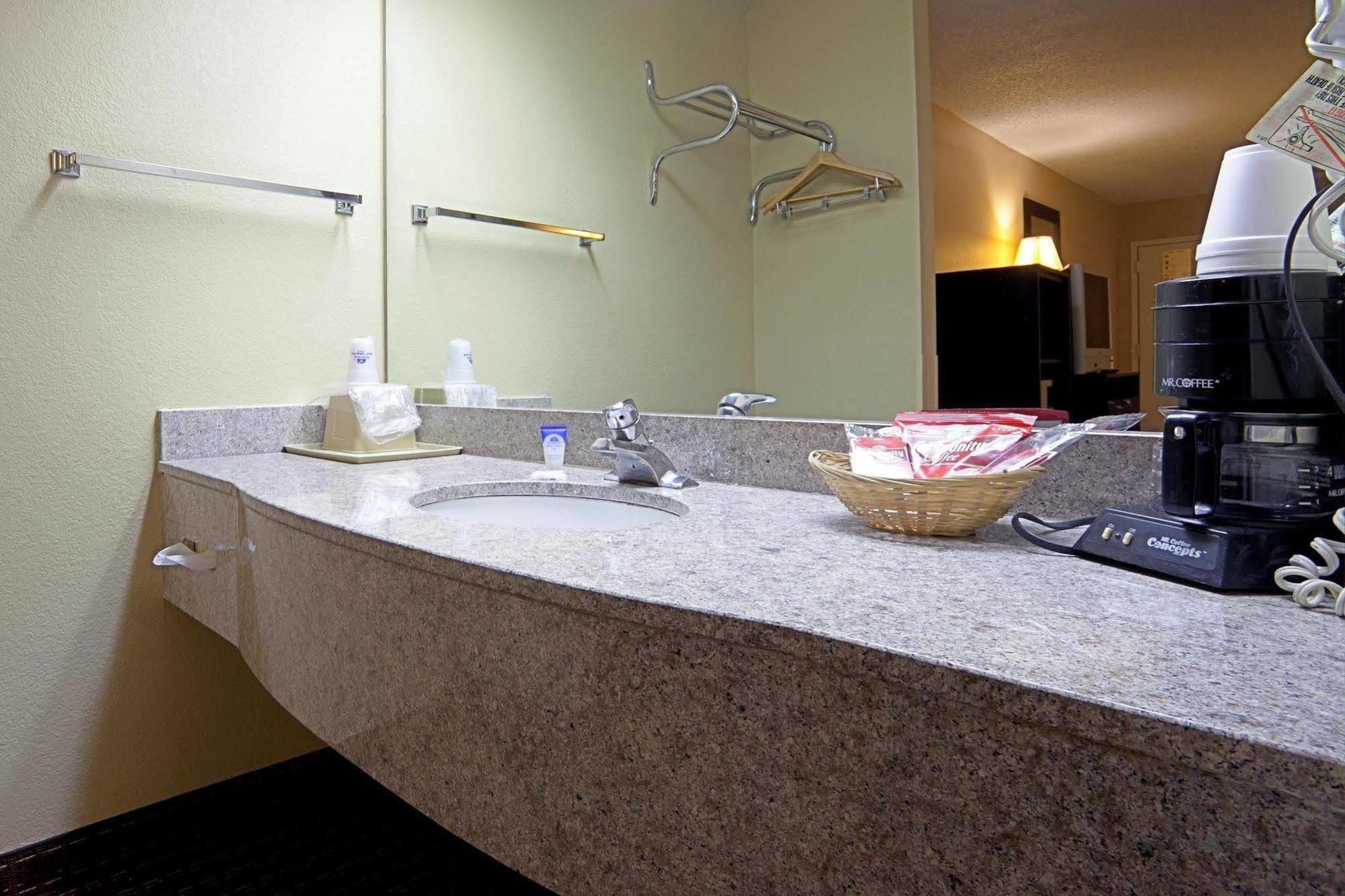 Americas Best Value Inn-Montezuma Bilik gambar